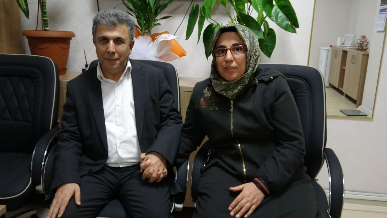 Hayatını görme engelli eşine adadı