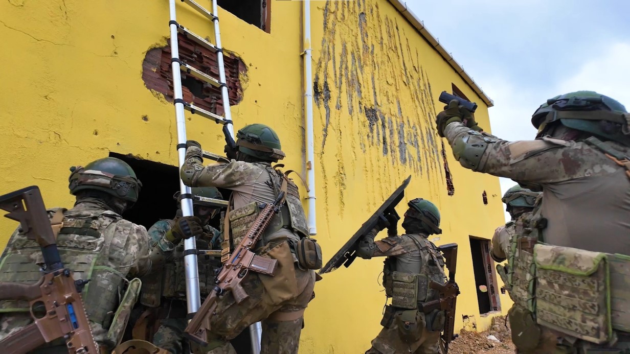 Vatan savunmasının kahramanları zorlu eğitimlerden geçiyor