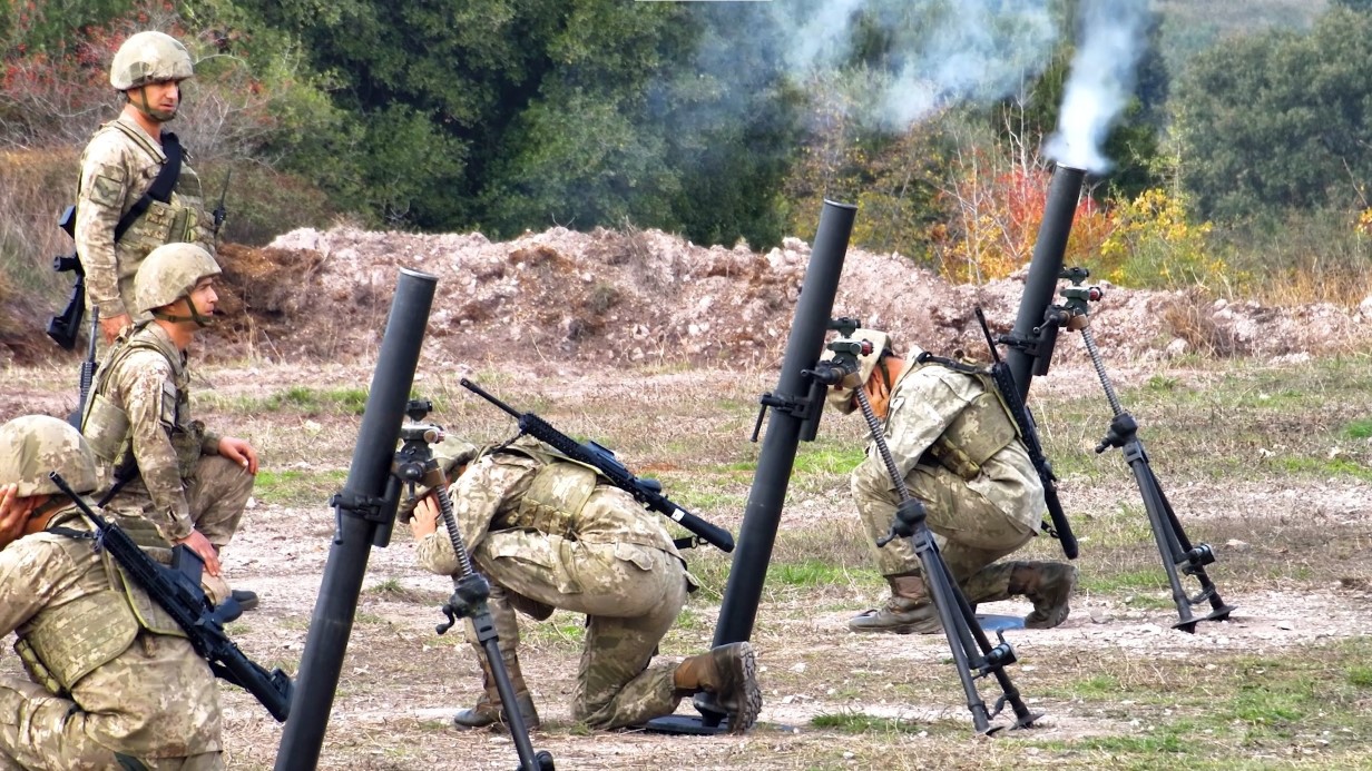 Vatan savunmasının kahramanları zorlu eğitimlerden geçiyor