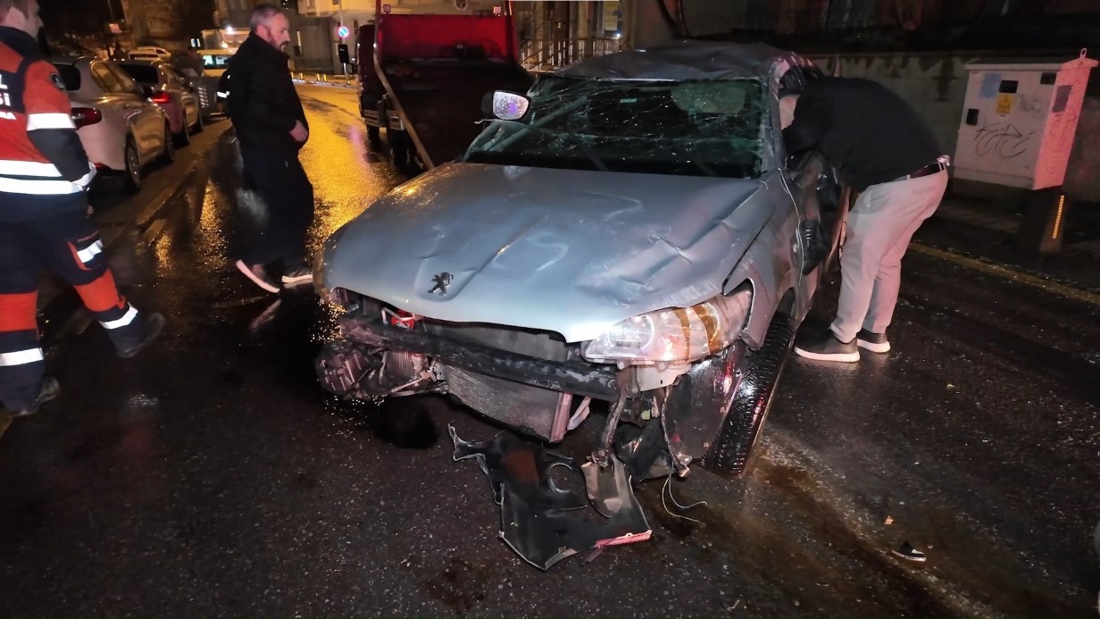Çekmeköy’de kontrolden çıkan otomobil takla attı: 3 yaralı