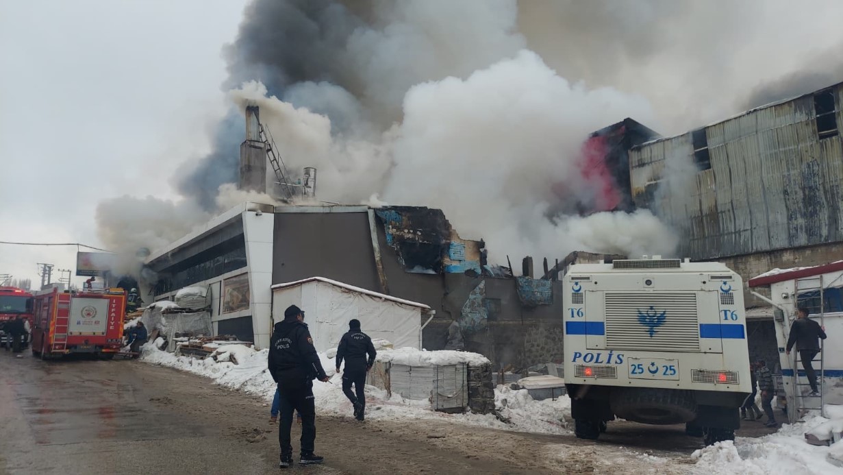 Sanayi sitesinde büyük yangın: 5 kişi hastaneye kaldırıldı