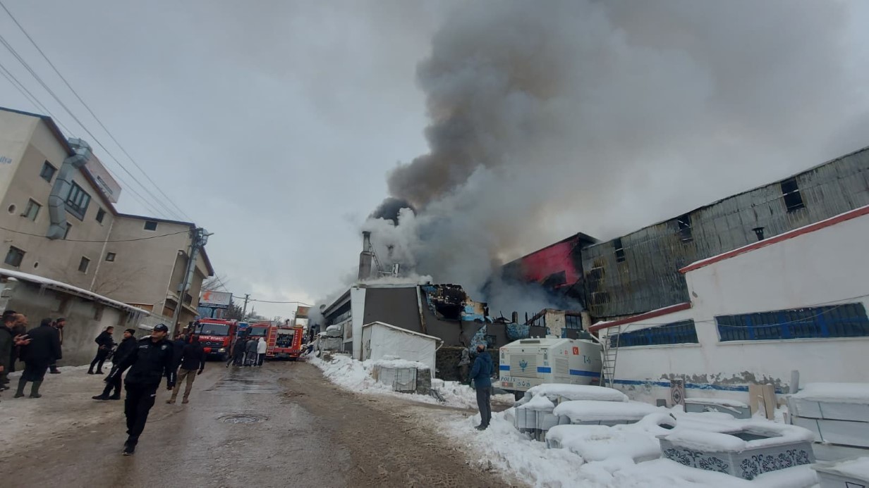 Sanayi sitesinde büyük yangın: 5 kişi hastaneye kaldırıldı