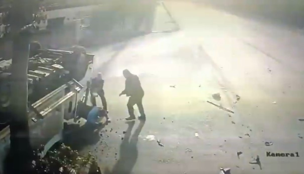 Kamyonun arkadan çarptığı çöp kamyonu devrildi: 1’i ağır 3 işçi yaralandı