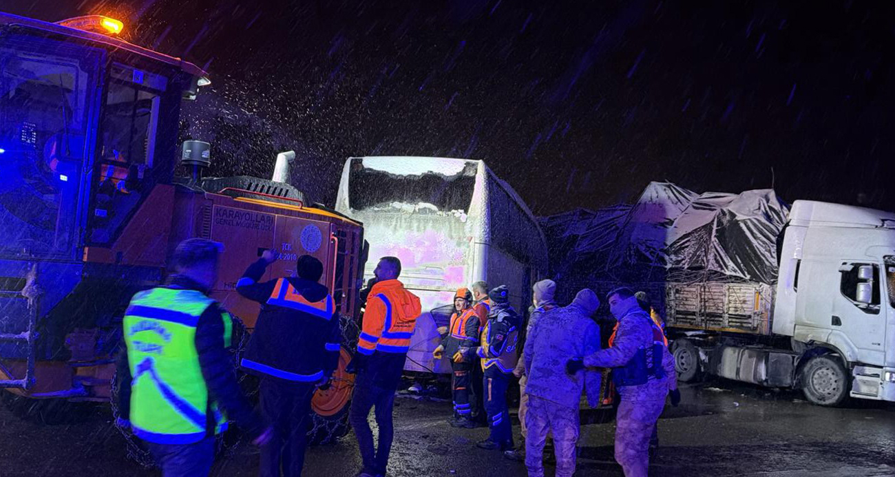 Yolcu otobüsü yolu kapatan tıra çarptı: 3 yaralı