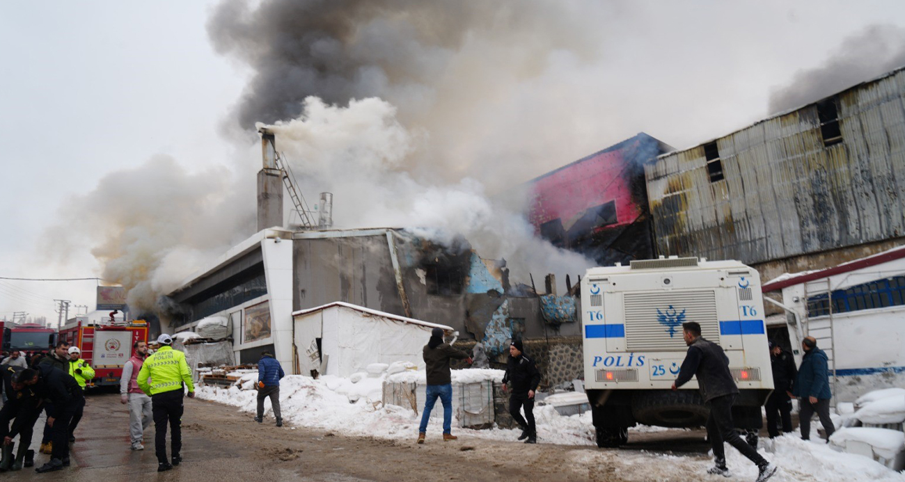 Erzurum’daki mobilya üretimi yapan iş yerinde çıkan yangın öncesi meydana gelen patlama güvenlik kamerasında
