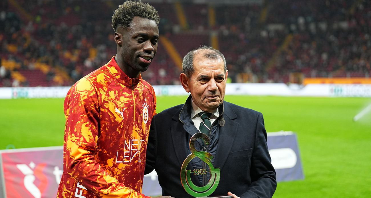 Galatasaray’da 100. maçına çıkan Davinson Sanchez’e plaket verildi