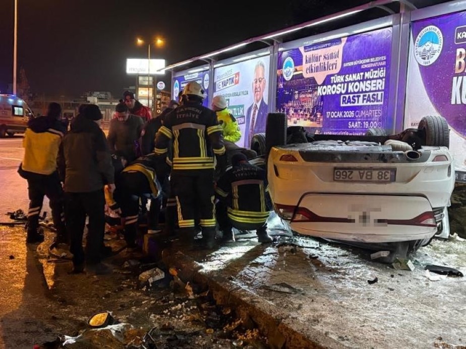 Kaza sonrası alev alan otomobilde can pazarı: 2’si ağır 3 yaralı