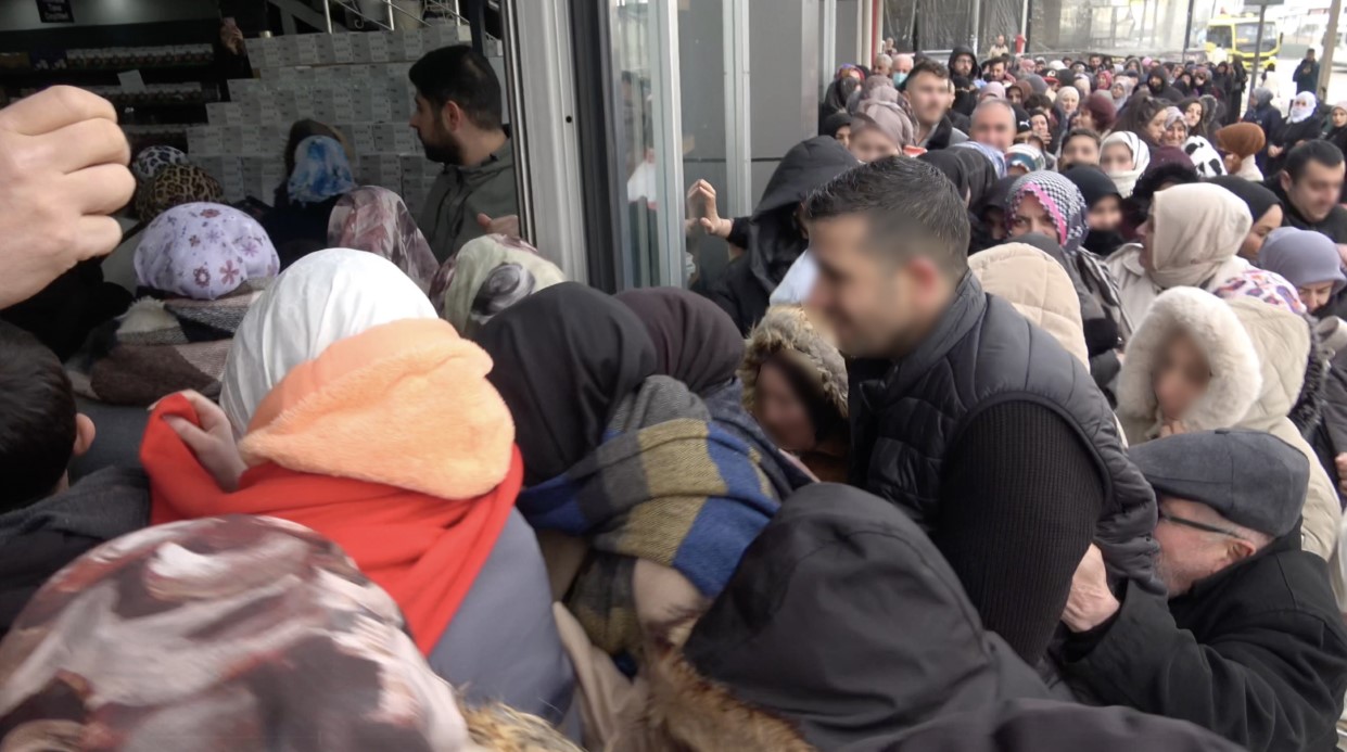 Bursa’da indirim izdihamı: 100 liralık alışveriş için dondurucu soğukta saatlerce beklediler