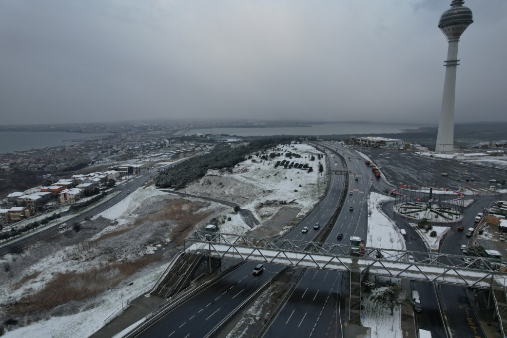 İstanbul beyaz örtü ile kaplandı: Kar yağışı havadan görüntülendi