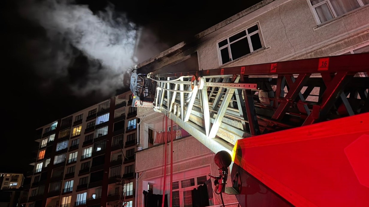 Artvin Hopa’da apartman dairesinde yangın paniği