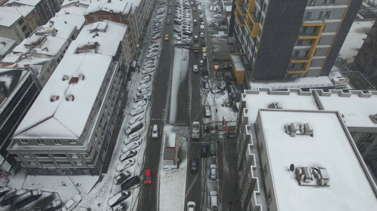 İstanbul beyaz örtü ile kaplandı: Kar yağışı havadan görüntülendi