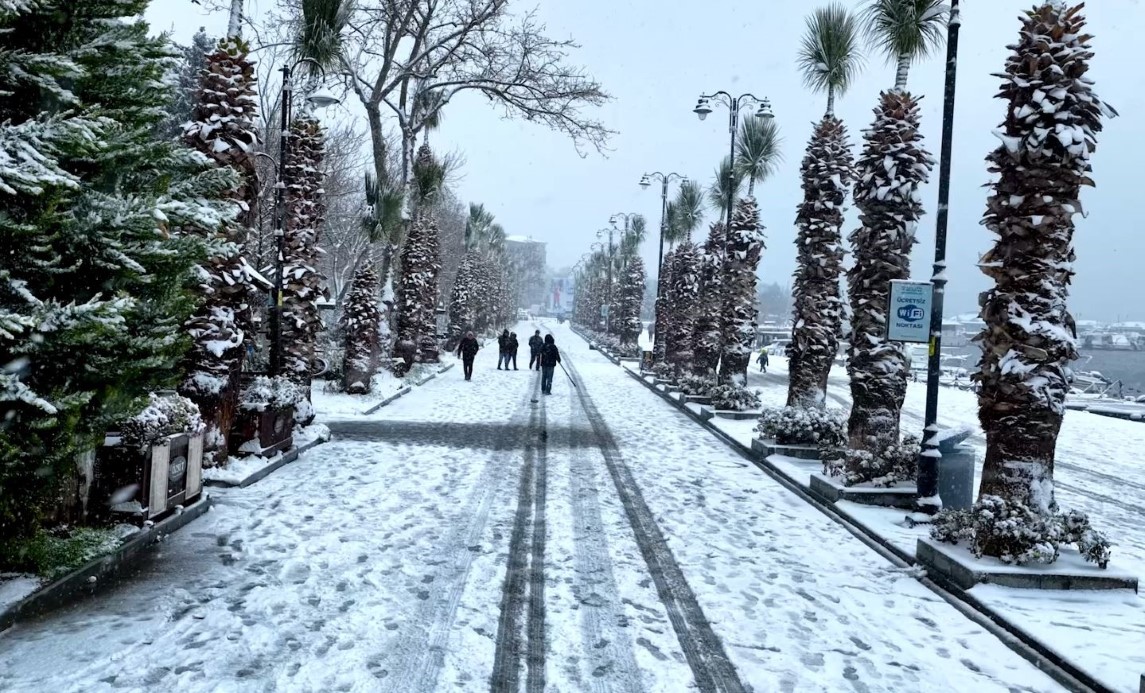 İstanbul beyaz örtü ile kaplandı: Kar yağışı havadan görüntülendi