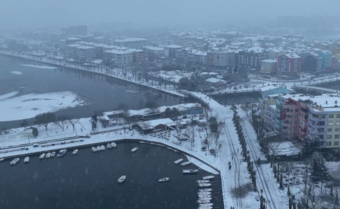 İstanbul beyaz örtü ile kaplandı: Kar yağışı havadan görüntülendi