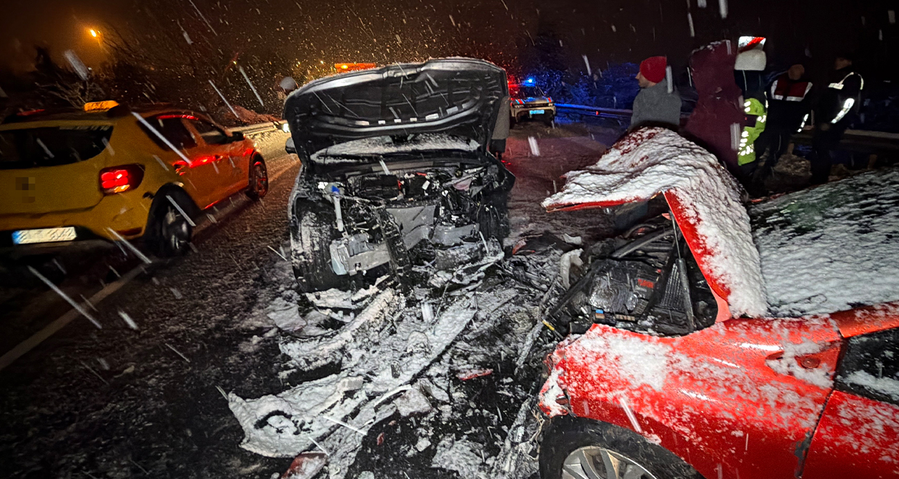 Düzce’de kafa kafaya çarpışan araçlar hurdaya döndü: 7 yaralı