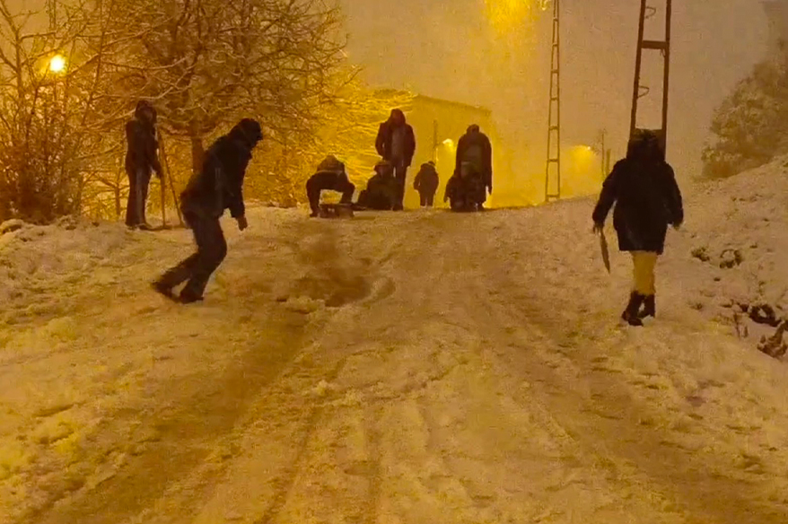 İstanbul’da kar sonrası sokaklar oyun alanına döndü