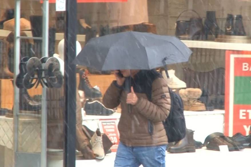 Taksim’de kar yağışı aralıklarla etkisini gösteriyor