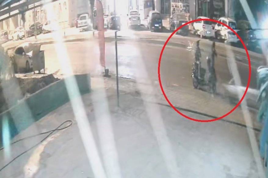 Motosikletle gelen maskeli 2 şahıs pompalı tüfeklerle iş yerini kurşunladı