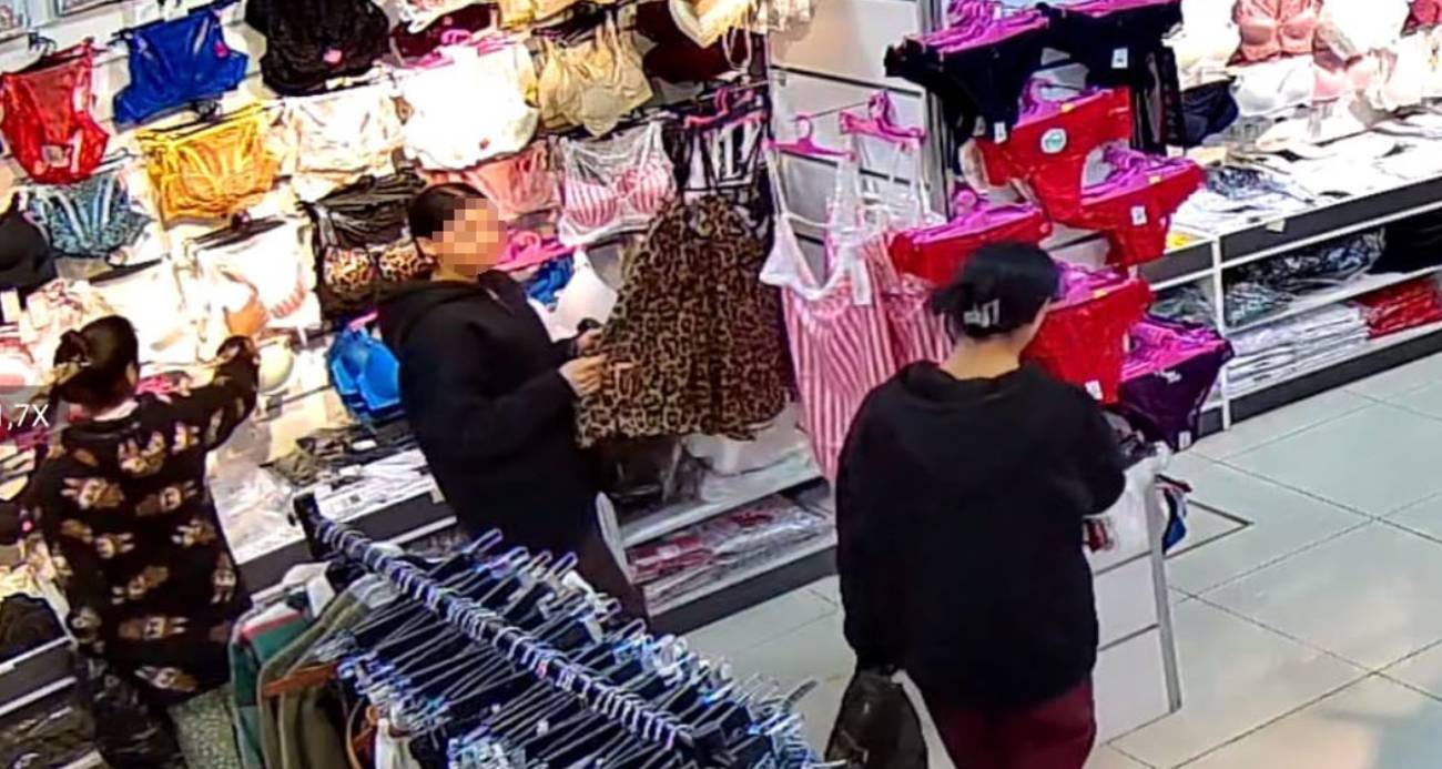 İç çamaşırı hırsızlığı kamerada: Gülerek girdiler, çalarak çıktılar