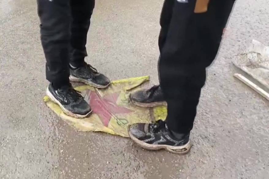 Terör örgütü SDG’den kurtarılan Tabka’da halk, teröristlerin afişlerini parçaladı