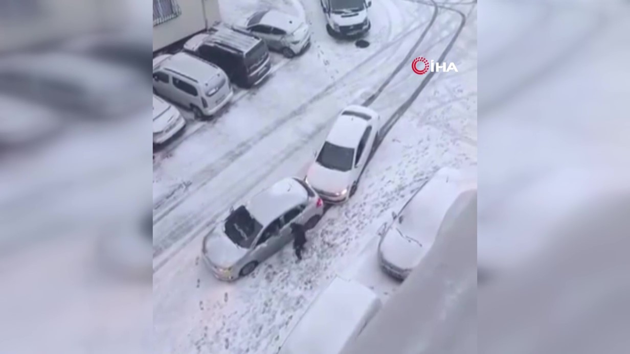 Esenyurt’ta yollar buz pistine döndü, kayan araçlar kaza yaptı