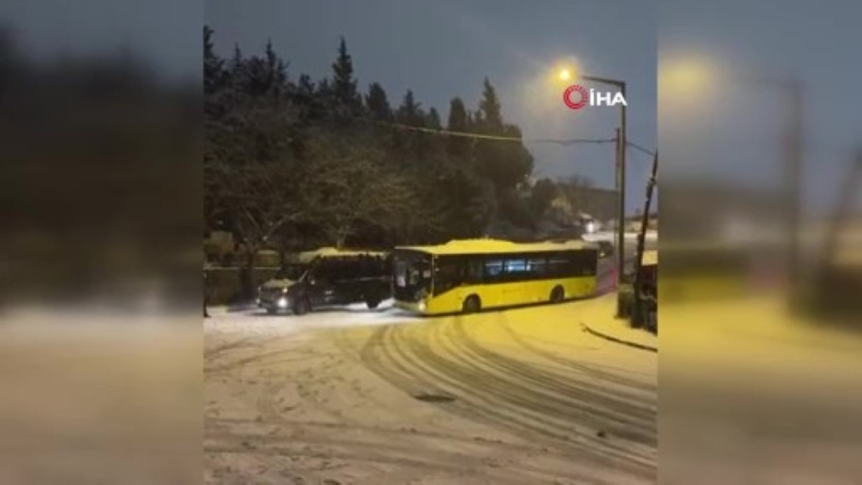 Eyüpsultan’da kar nedeniyle yokuş aşağıya kayan İETT otobüsü kamerada