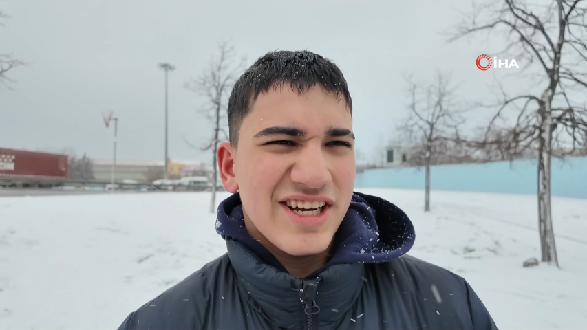 Avcılar ’da karın keyfini kar topu oynayarak çıkardılar