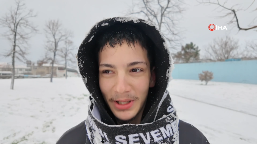 Avcılar ’da karın keyfini kar topu oynayarak çıkardılar