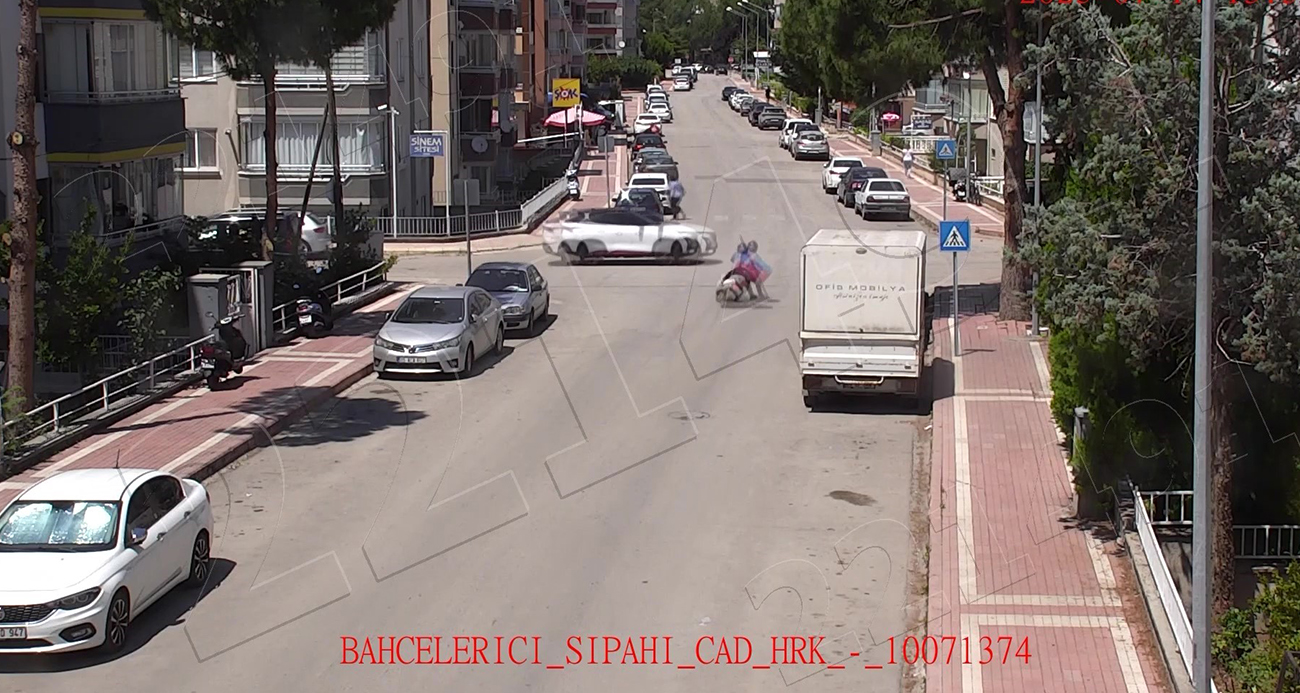 Motosikletli kaputa yapıştı, otomobil motosikletlinin üstünden geçti