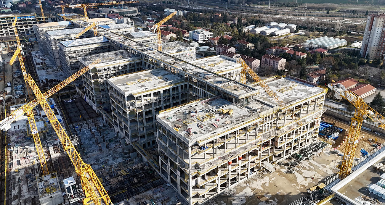 Ankara’da adalet hizmetlerinin kapasitesini önemli ölçüde artıracak yeni Ankara Adalet Sarayı’nın yapımı hızla devam ediyor. Toplam 745 bin 900 metrekare kapalı alana sahip dev proje, tamamlandığında dünyanın en büyük Adalet Sarayı olma özelliği taşıyacak.