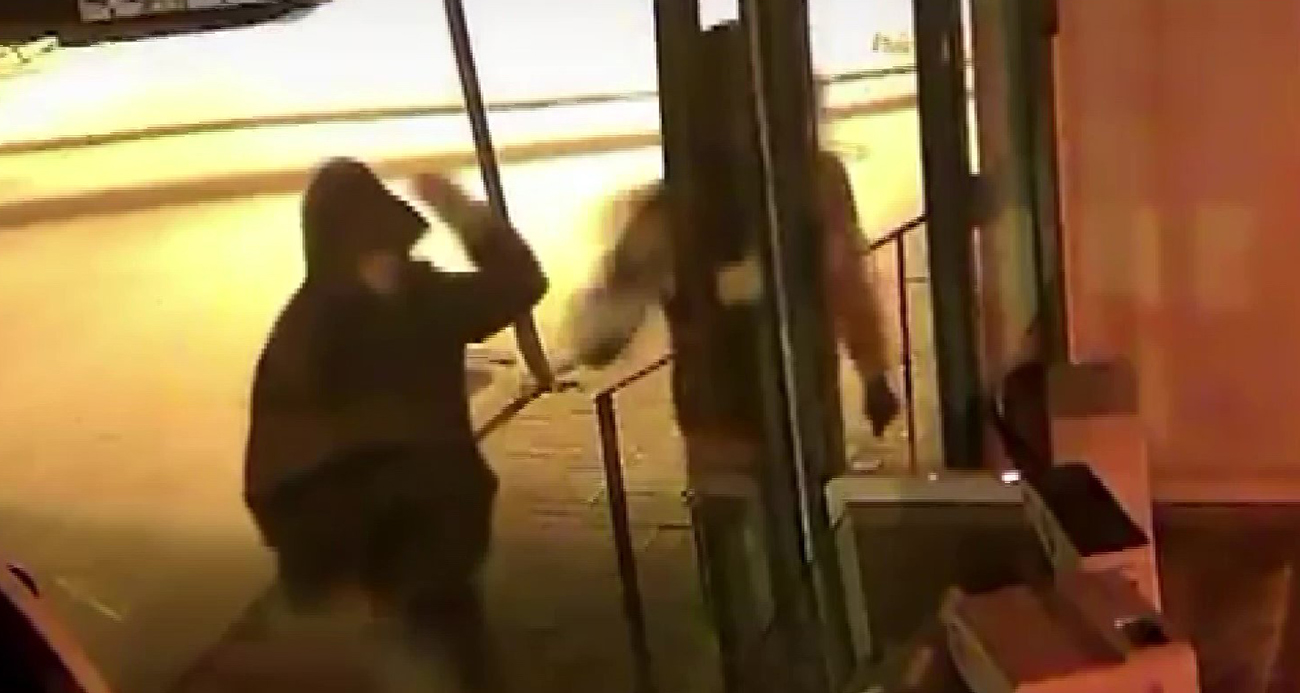 Parke taşıyla camları kırıp hırsızlık yaptılar: O anlar kamerada