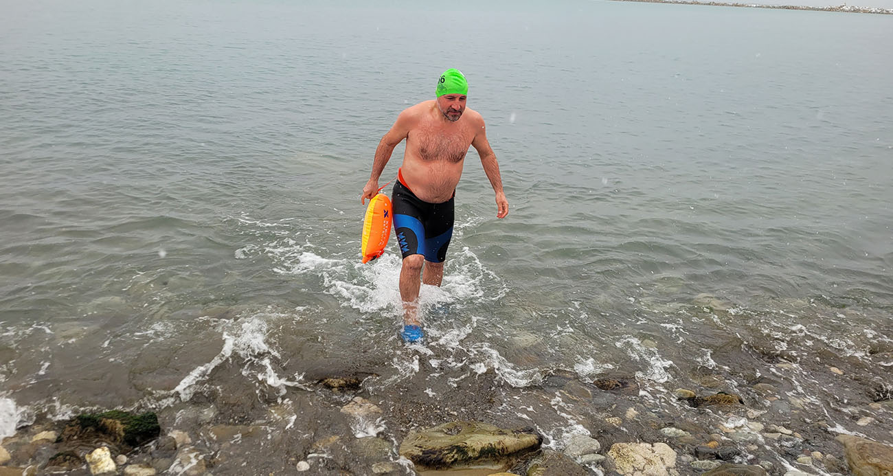 Soğuğa aldırış etmedi, kar altında denizde yüzdü