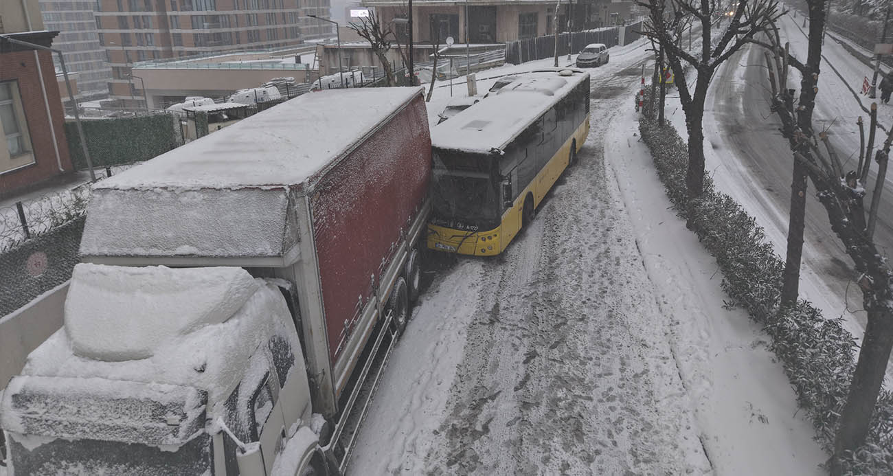 İETT otobüsü park halindeki kamyona çarptı