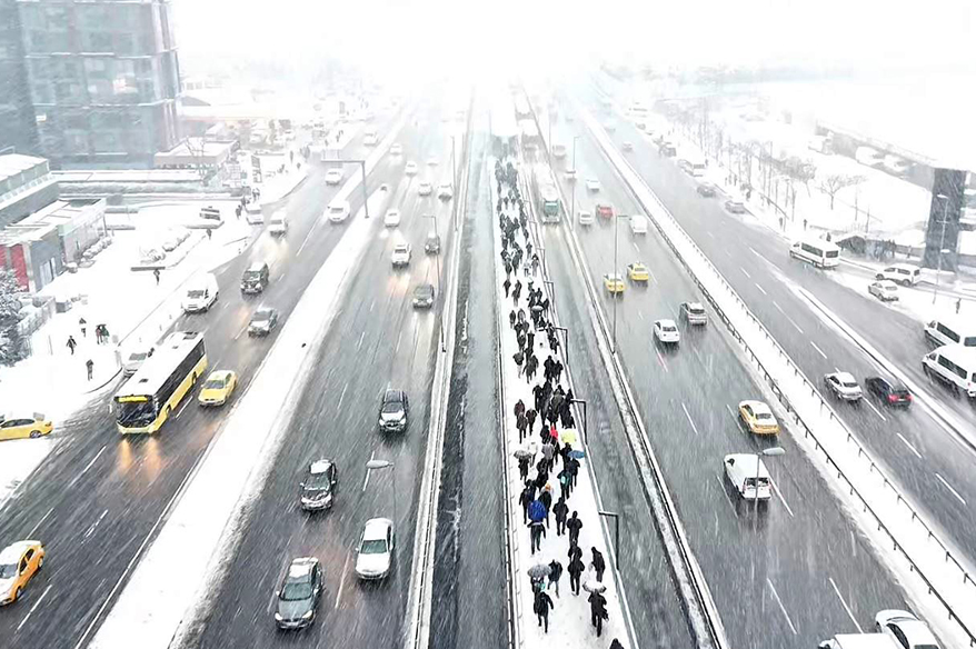 Lapa lapa kar yağan Bahçelievler havadan görüntülendi