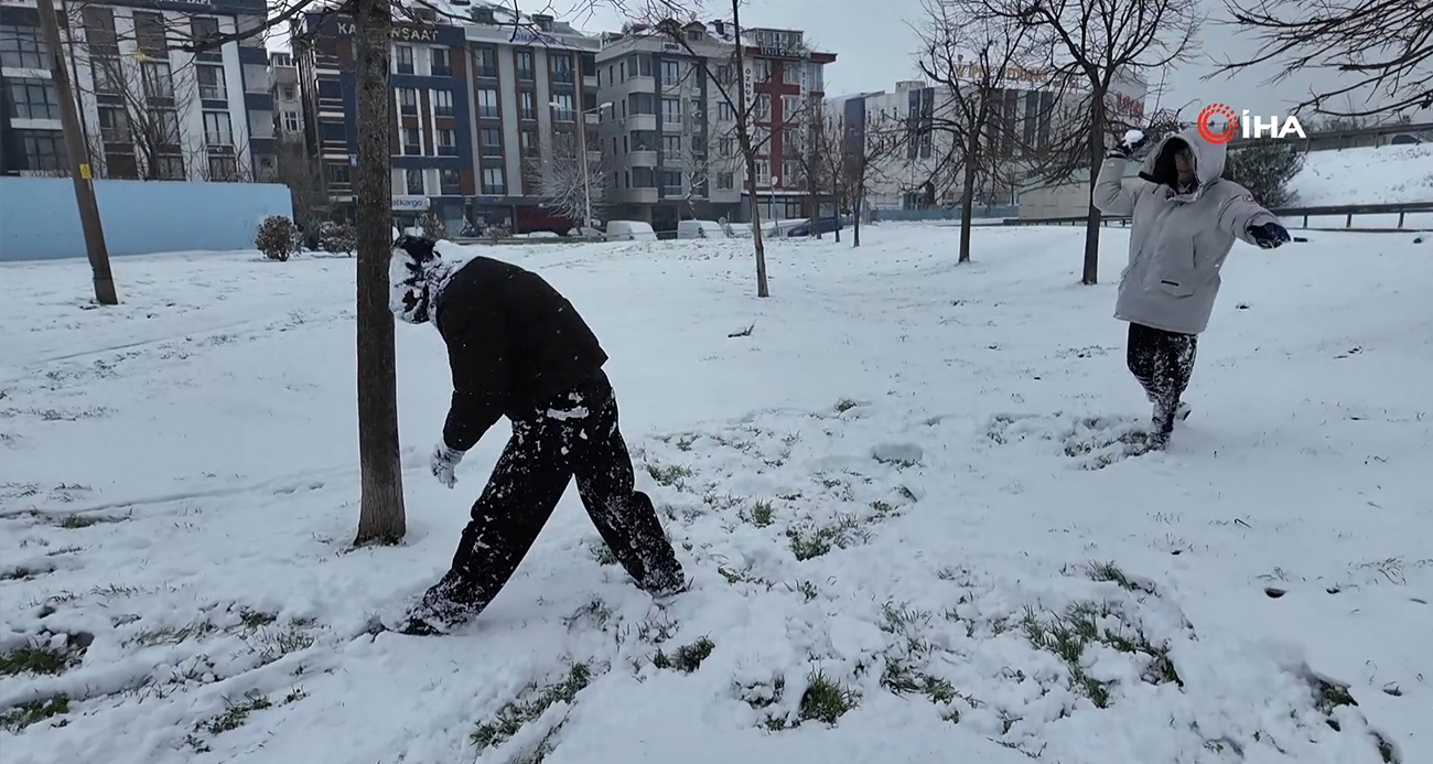Avcılar ’da karın keyfini kar topu oynayarak çıkardılar