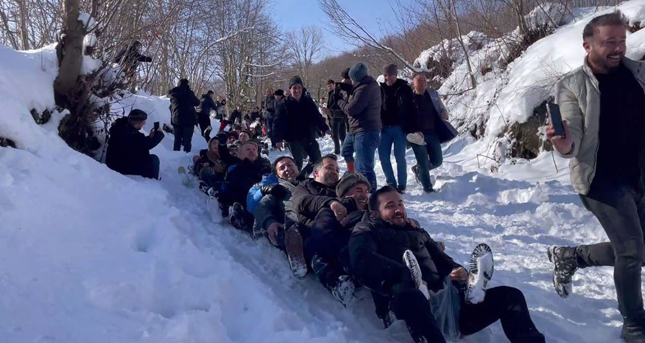 Ordu’da kar yağışı eğlenceye dönüştü: 150 kişi aynı anda kaymaya çalıştı