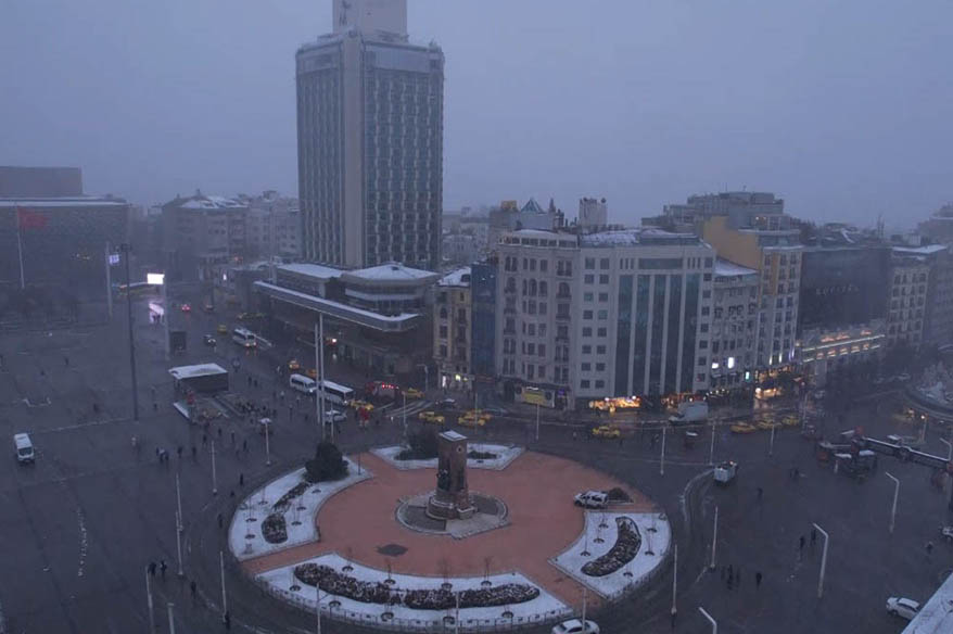 Taksim’de kar yağışı etkili oluyor