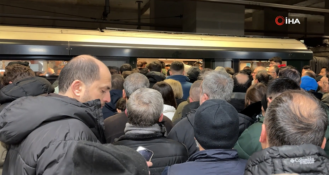 Kar yağışı nedeniyle Mahmutbey Metrosunda oluşan yoğunluk seferlerde aksamalara neden oldu