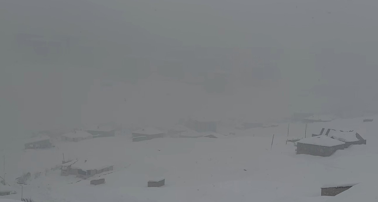 Hakkari’de kar yağışı: 43 yerleşim yerinin yolu kapandı