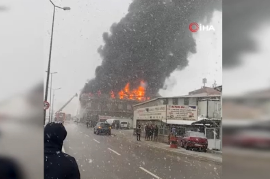 Tuzla’da çakmak fabrikasında çıkan yangın paniğe neden oldu