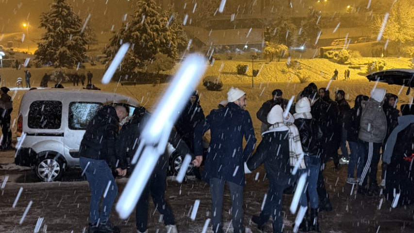 Kar yağışını horon ve halay oynayarak karşıladılar