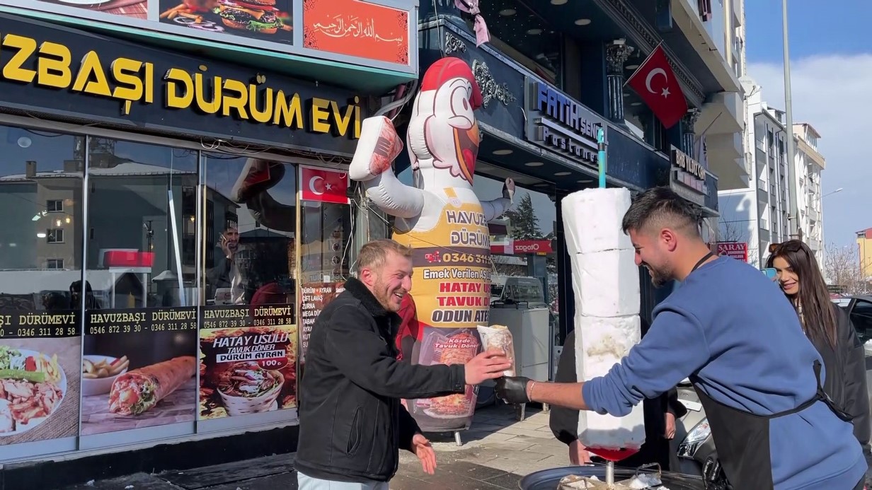 Sivaslı döner ustasından sıra dışı döner