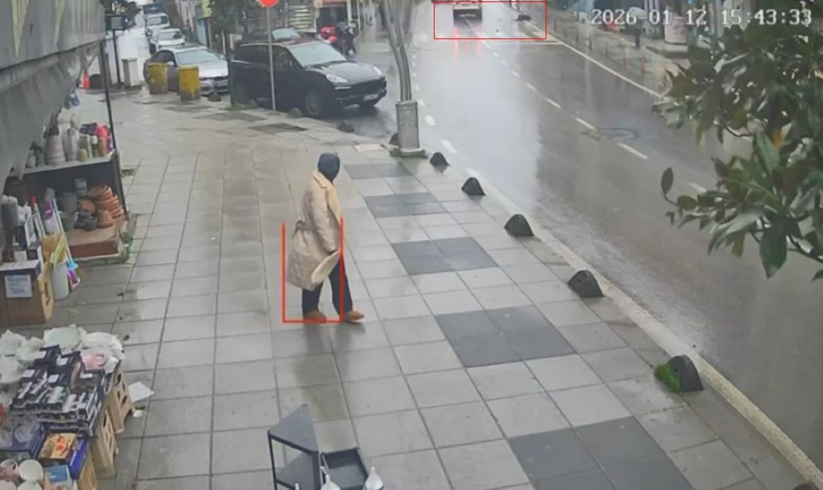 Yaya geçidinde otomobilin çarptığı kadın yaşam mücadelesi veriyor