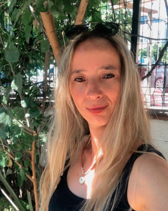 Yaya geçidinde otomobilin çarptığı kadın yaşam mücadelesi veriyor