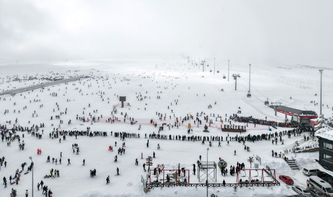 Erciyes sömestirin ilk hafta sonunda 250 bin kişiyi ağırladı