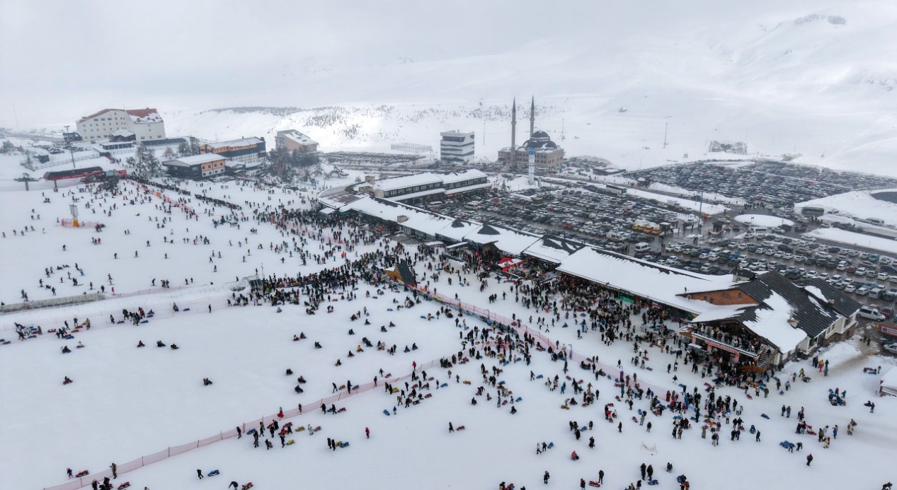 Erciyes sömestirin ilk hafta sonunda 250 bin kişiyi ağırladı