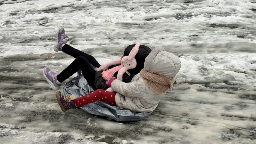 Arnavutköy’de kar yağışıyla kayak pistine dönen sokak dronla görüntüledi