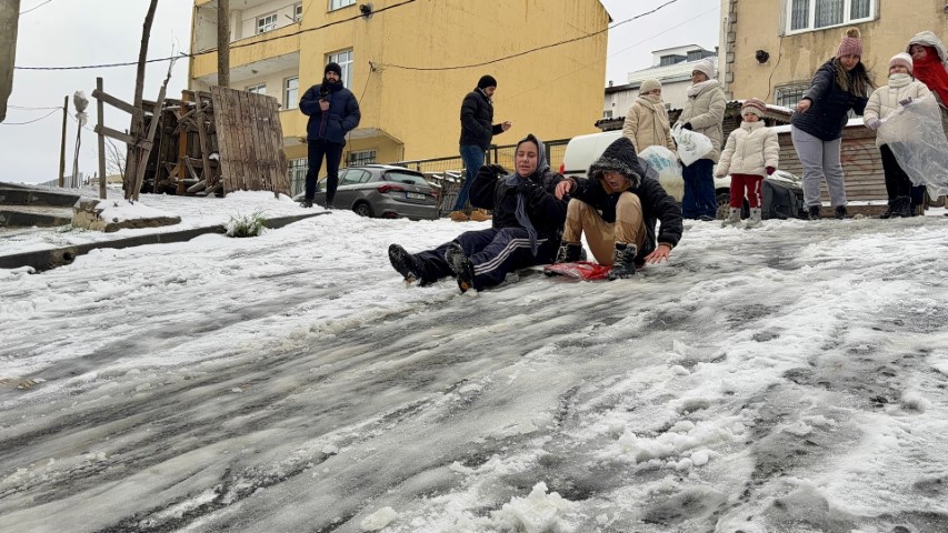 Arnavutköy’de kar yağışıyla kayak pistine dönen sokak dronla görüntüledi