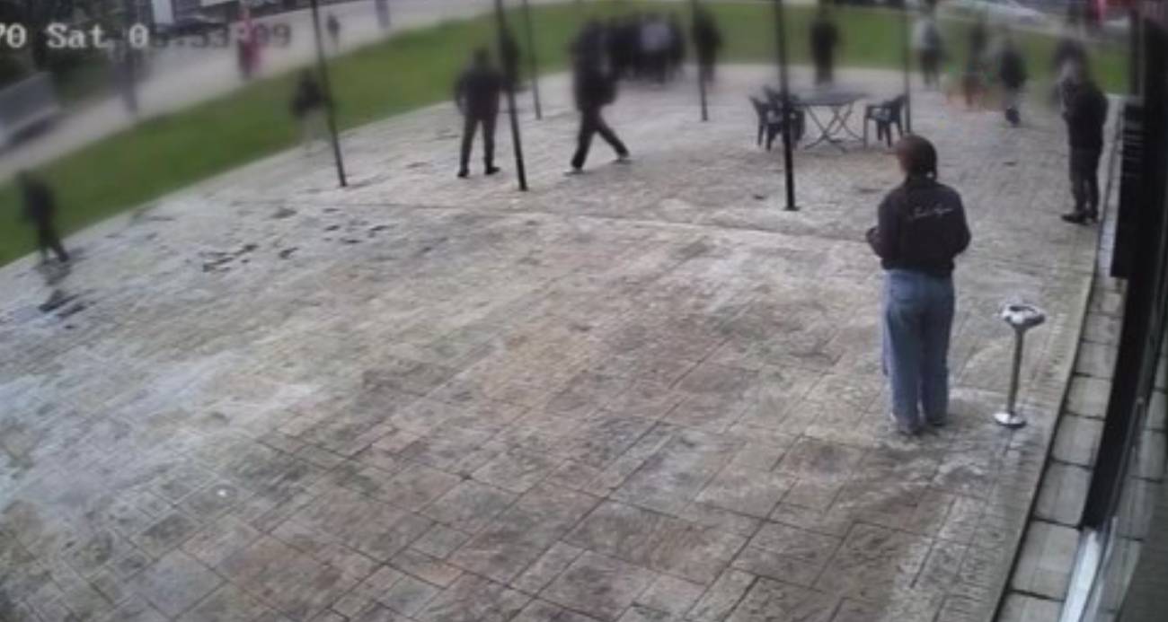 Akran zorbalığı sokağa taştı: Esnaf genci darp edilmekten kurtardı