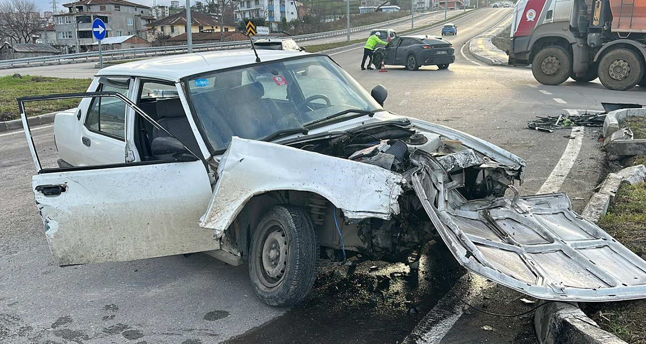 SUV araca çarpan Tofaş parçalandı: 2 yaralı