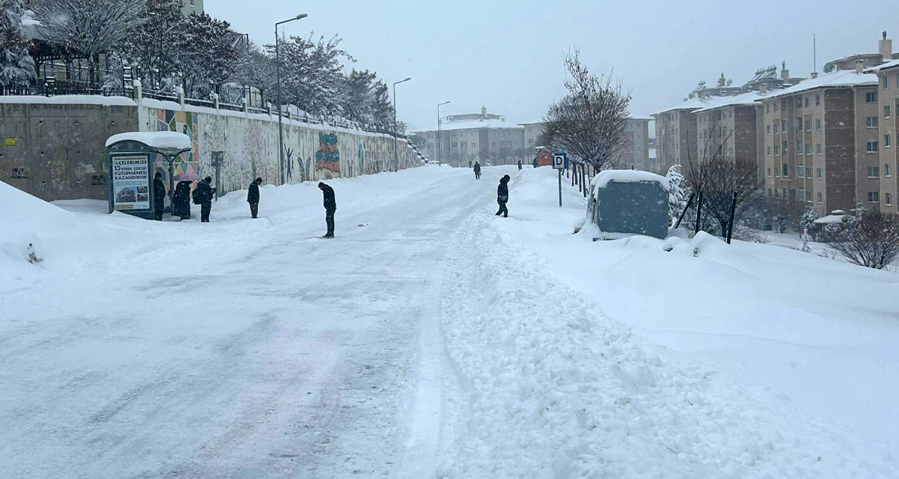 Van’da yoğun kar yağışı: 287 yerleşim yerine ulaşım sağlanamıyor